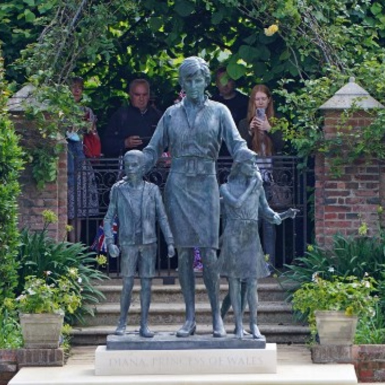 من هم الأطفال الذي يحتضنهم تمثال الأميرة ديانا؟