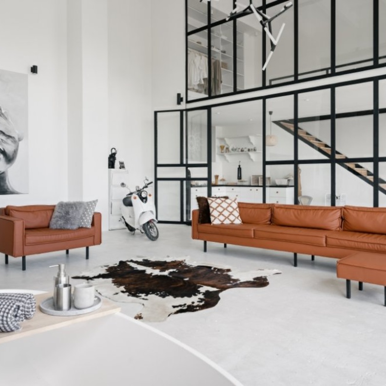 تصاميم كنب بأرجل عالية تجعل مساحة الشقة تبدو أوسع