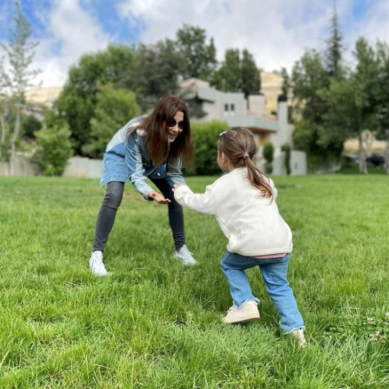 إعتمدت صيحة الدنيم مع الجاكيت الواسعة والبنطلون الضيق