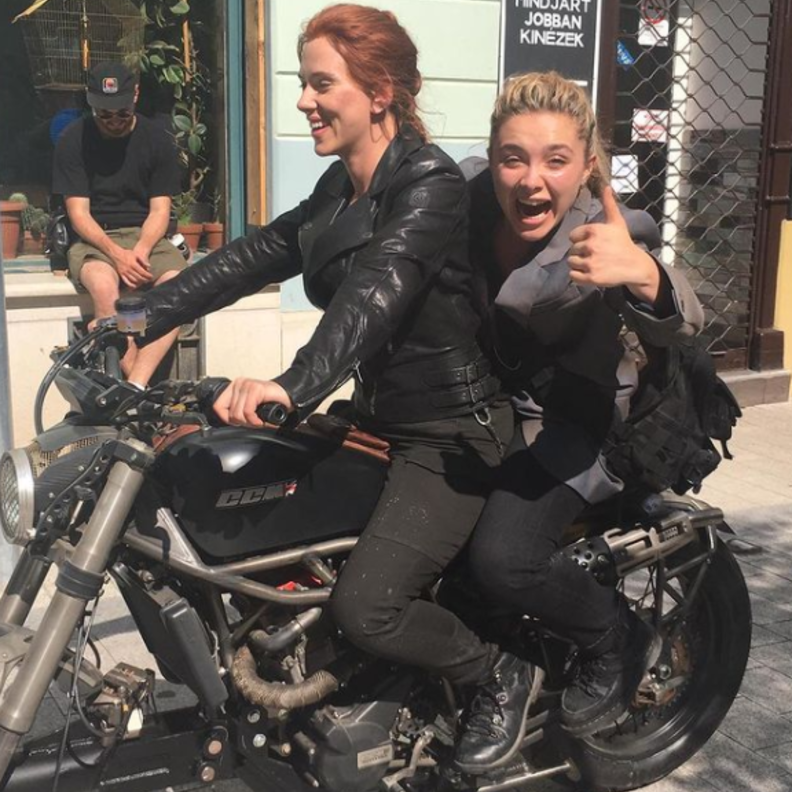 سكارليت جوهانسون و فلورنس بوج  - الصورة من حساب فيلم فلورنس بوج على انستجرام