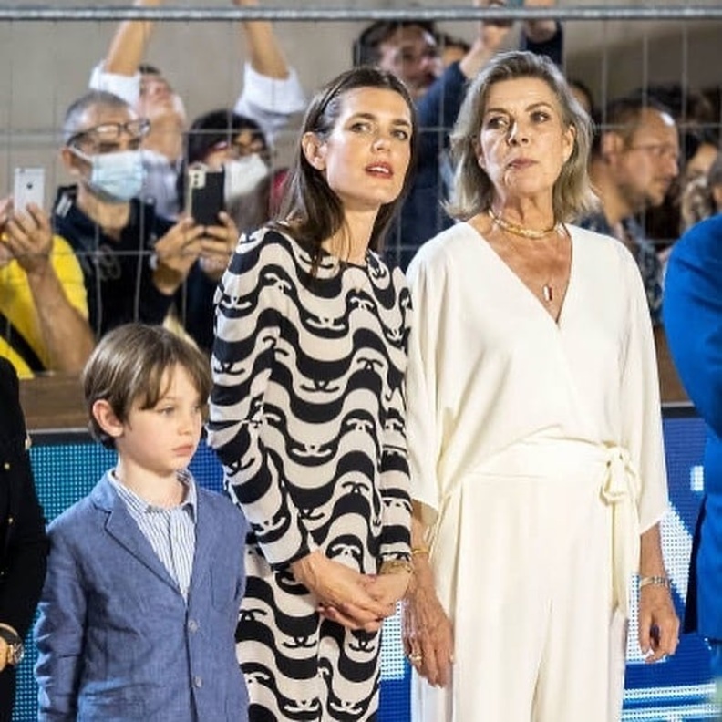  الأميرة كارولين وتشارلوت كاسيراغي في حفل توزيع جوائز مسابقة مونت كارلو الدولية لقفز الحواجز للخيول