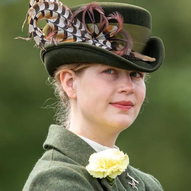 ليدي لويز وندسور تقود عربة خيول ورثتها عن جدها الأمير فيليب