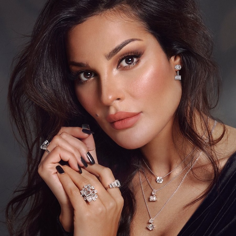  احمر شفاه مشمشي مات بأسلوب نادين نجيم- الصورة من حسابها على انستغرام