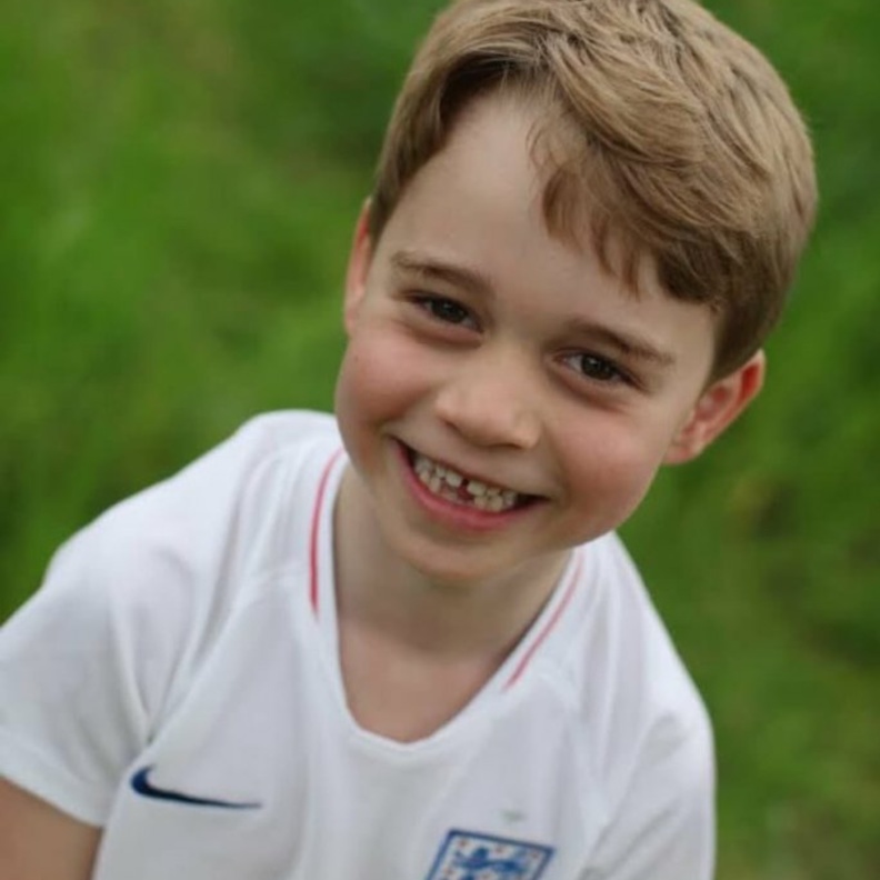  الأمير جورج تميمة الحظ للمنتخب الإنجليزي