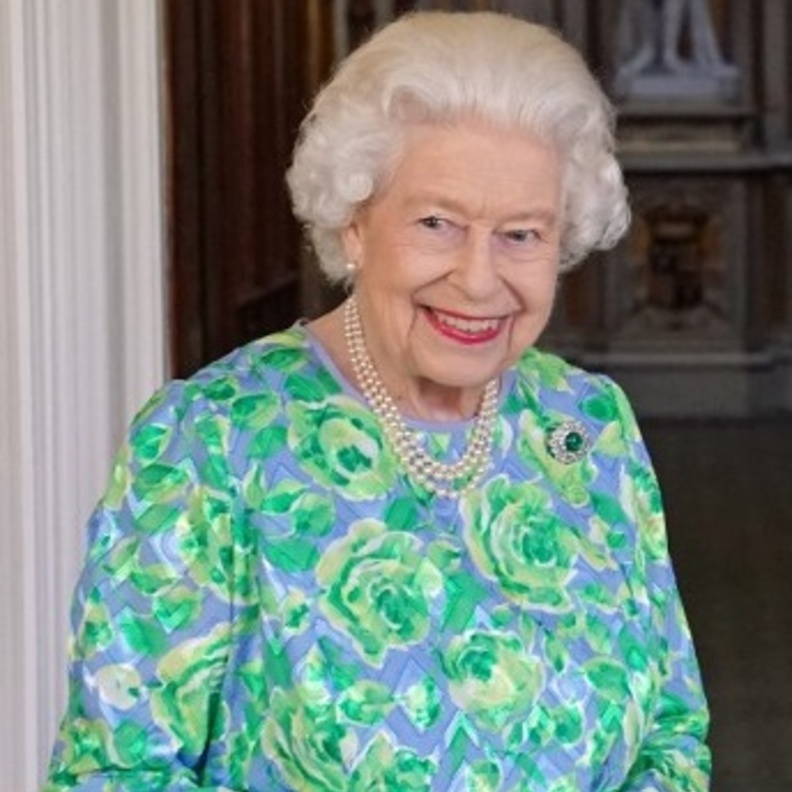  الملكة إليزابيث تتألق ببروش Cambridge Emerald Brooch