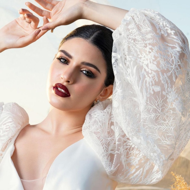  تسريحات شعر راقية للعروس من مصففة الشعر جميلة الناصر- الصورة من حسابها على انستغرام