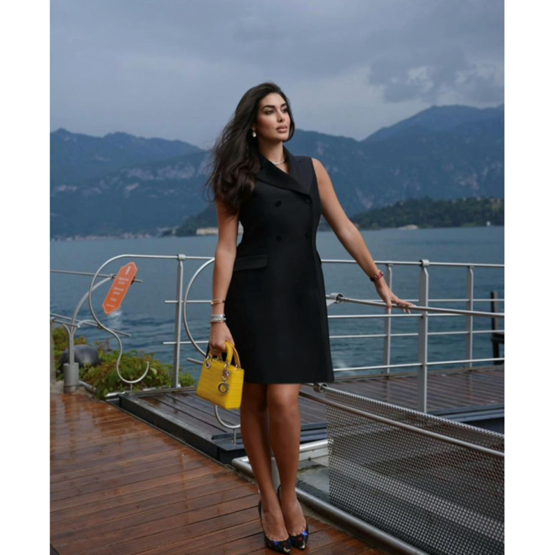 في احدث صورها في إيطاليا إختارت ياسمين حقيبة Lady Dior نسقتها مع الفستان البلايزر