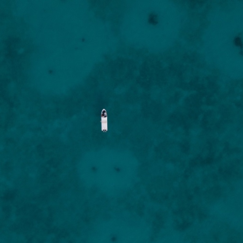 لون ساحر لمياه البحر في أملج - المصدر وكالة الأنباء السعودية