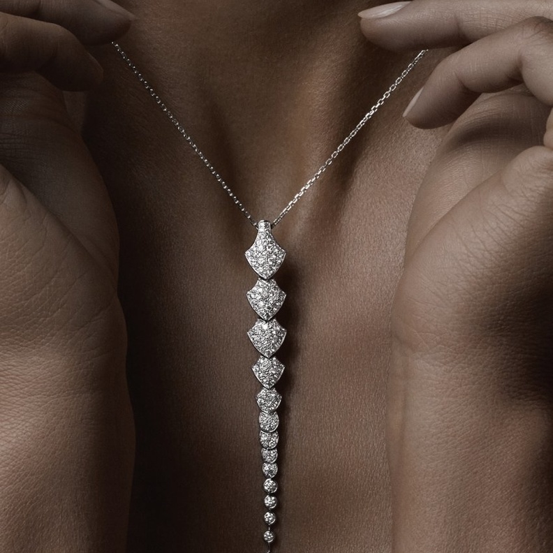 عقد من الذهب الأبيض والماس من مجموعة Python من Akillis