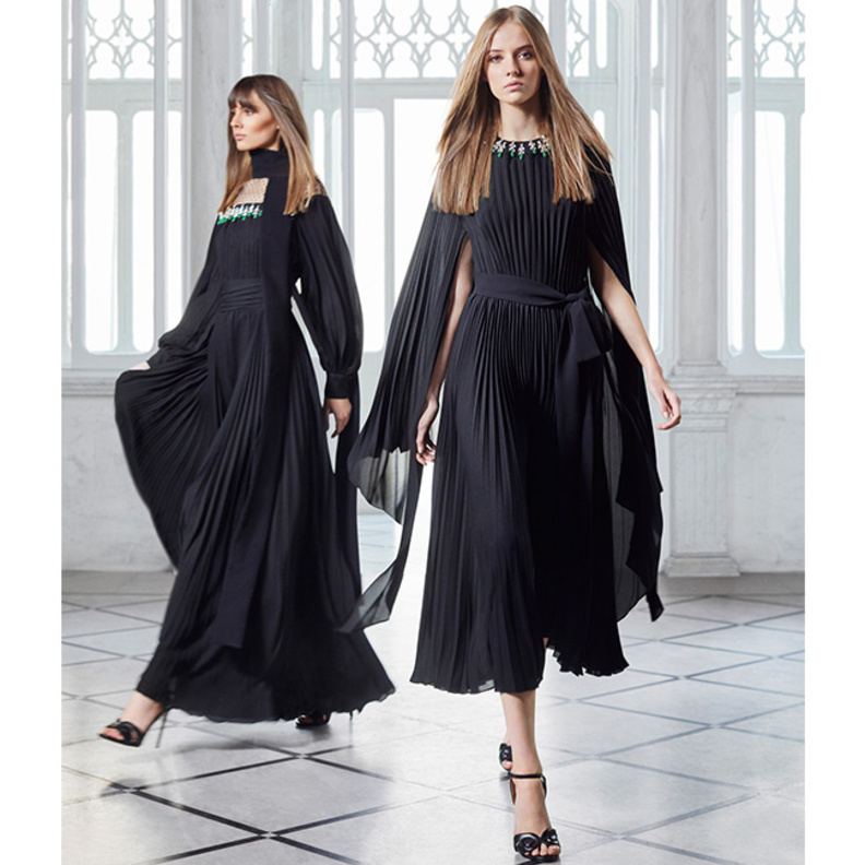 موضة الوان خريف 2021 مع الفساتين السوداء من وحي دار Elie Saab
