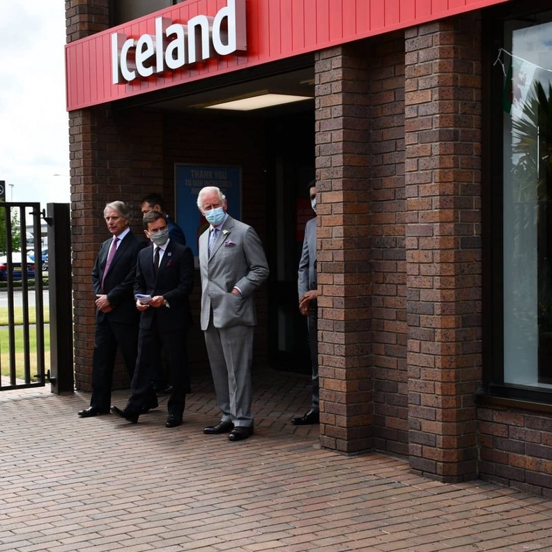 الأمير تشارلز يزور أكبر موردي المستلزمات الطبية