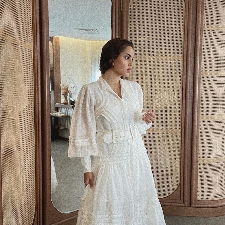  إطالة نجود بفستان أبيض حريري المصدر انستقرام نجود الرميحي