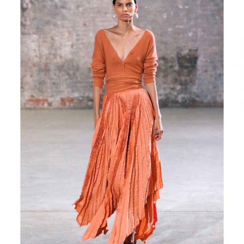 طبقات التول الجذاب بتنورة ناعمة باللون الأبيض من Alexander McQueen