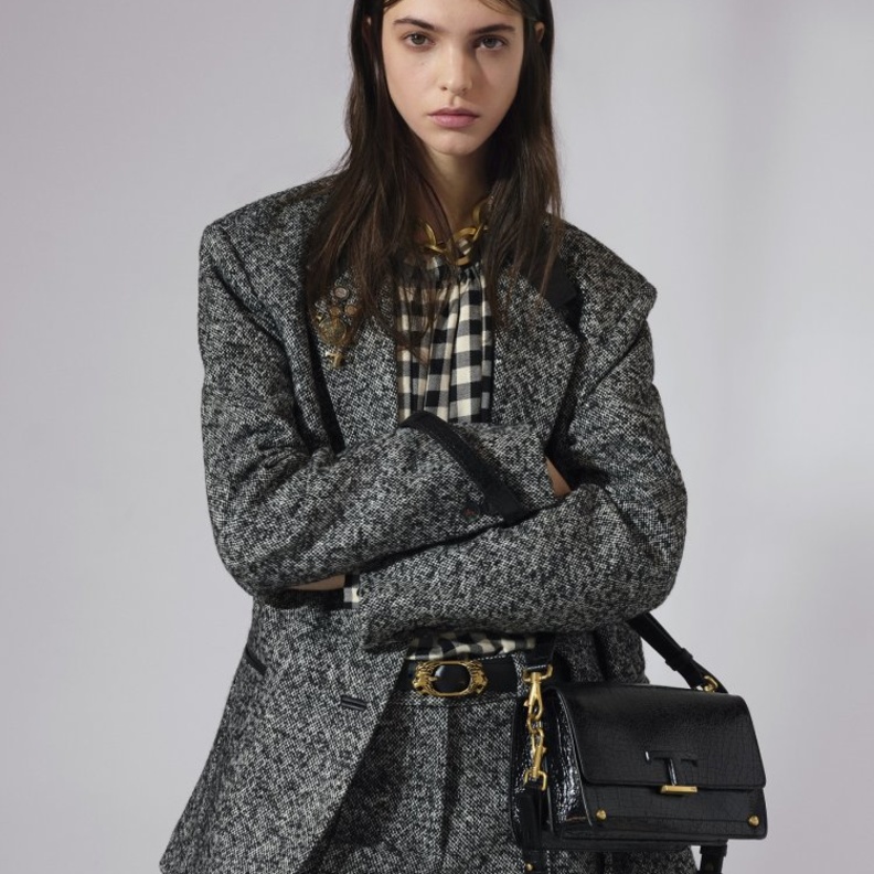 أعاد والتر تفسير الكلاسيكيات من خلال  التفاصيل والملمس والصورة الظليّة ليبدع نماذج جديدة