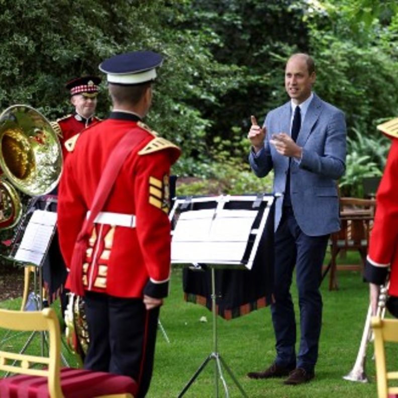 من هم ضيوف الأمير ويليام في حفلة الشاي الخاصة في حديقة قصر باكنغهام؟