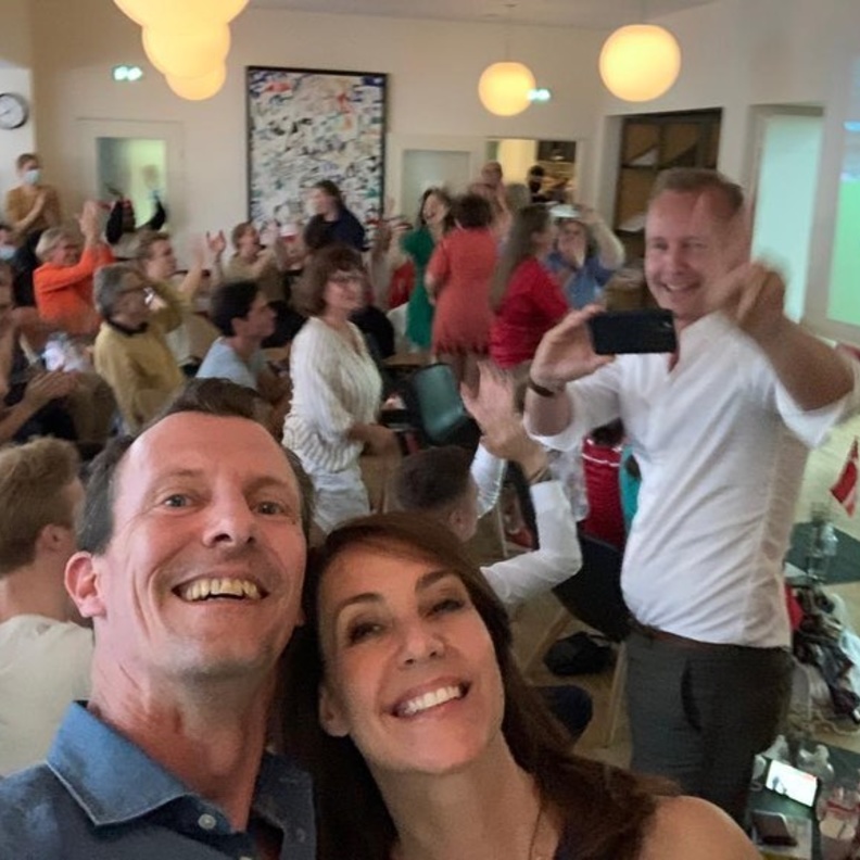 العائلة المالكة الدنماركية تحتفل بمنتخب بلادها بكرة القدم