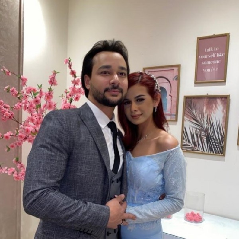 صورة لمنة عرفة ومحمود مهدي من حساب منة على انستجرام