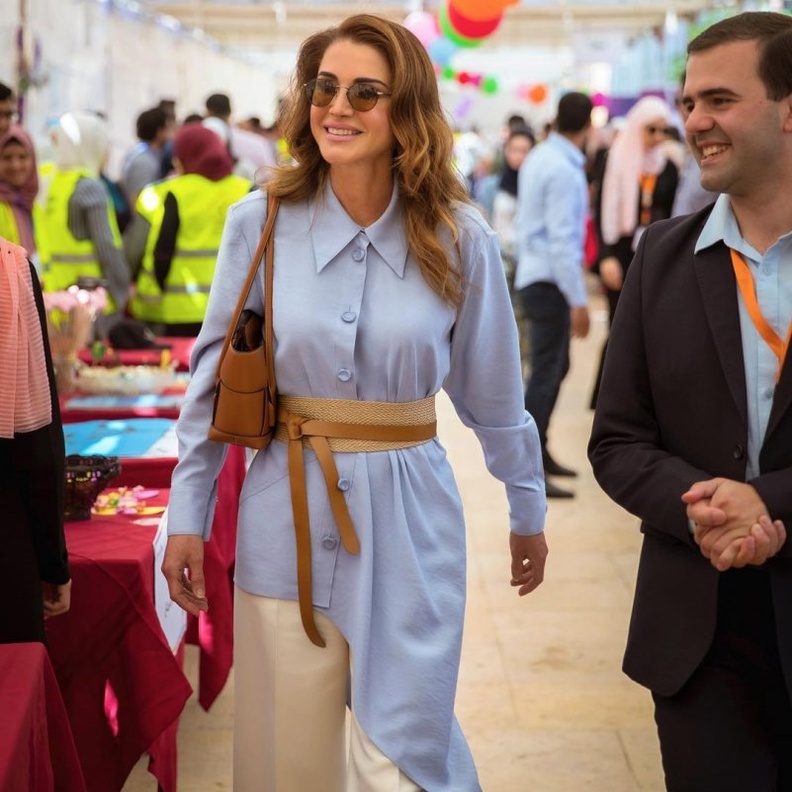 نسقي الحزام العريض عند الخصر مع القميص الأبيض - من حسابها على انستغرام