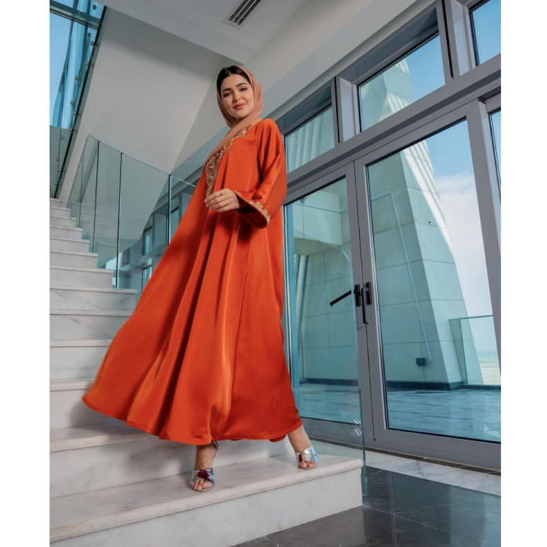 تألقي مثل حنين بالعباية باللون البرتقالي بقصة واسعة ومزيّنة بالتطريزات - الصورة من انستقرام
