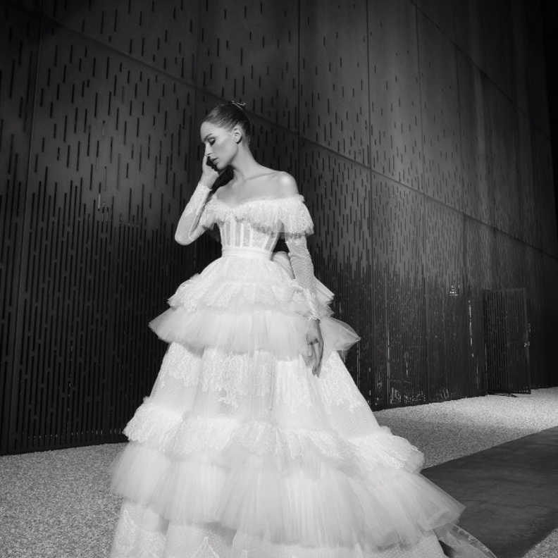 فساتين زفاف اكمام منسدلة طويلة @zuhair murad