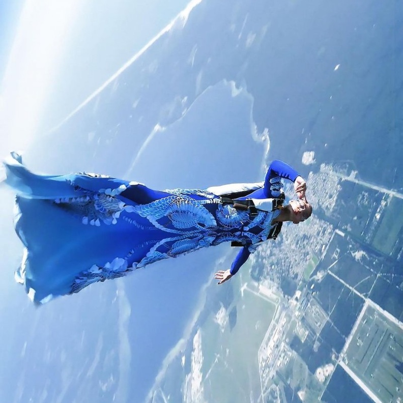 تعاون المصممة Iris Van Herpen مع بطلة العالم في القفز بالمظلات الفرنسية "دوميتيل كيغر"