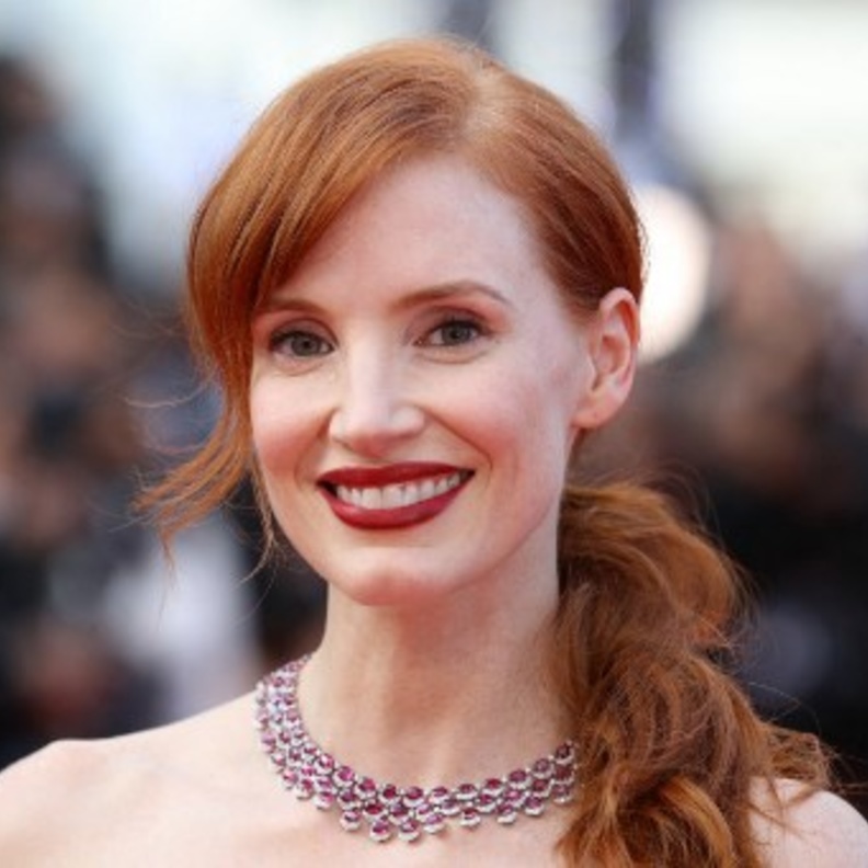 مكياج طبيعي مع احمر الشفاه المخملي من وحي اطلالة Jessica Chastain- الصورة من وكالة AFP