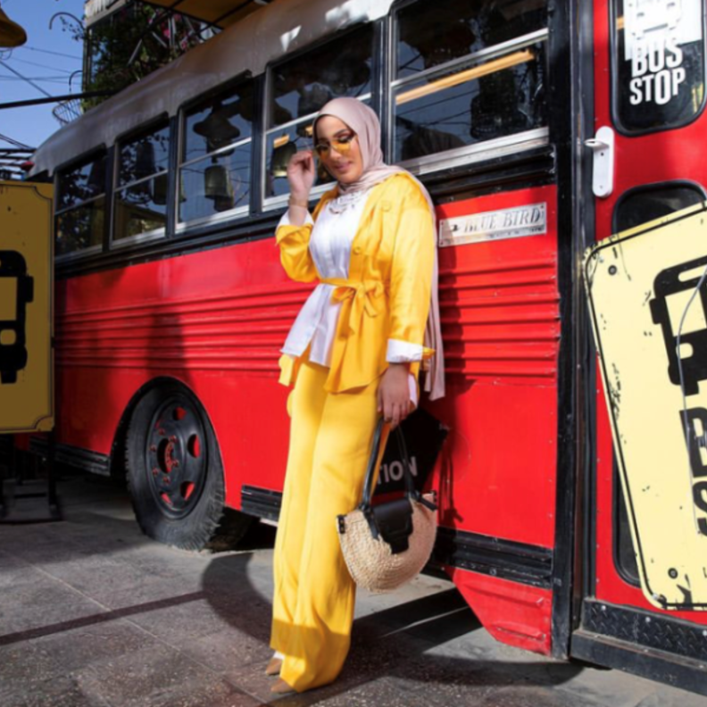 إختارت نداء الجاكيت والبنطلون الواسع باللون الأصفر مع قميص أبيض - الصورة من انستقرام
