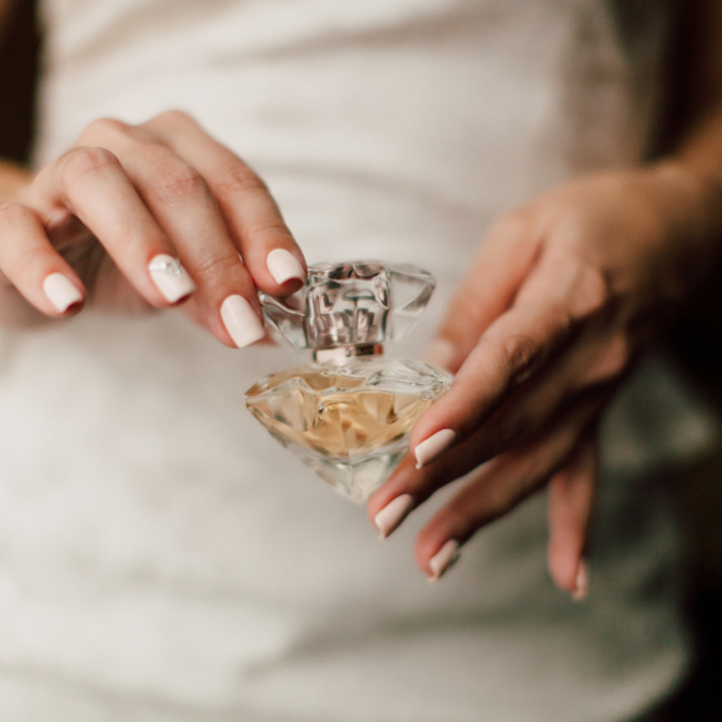 عطور نسائية بروائح منعشة تناسب هذا الموسم