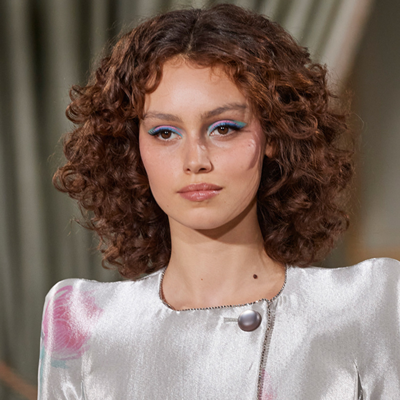 صيحات جمالية لخريف 2021 مع المكياج الازرق من توقيع Armani Privè.