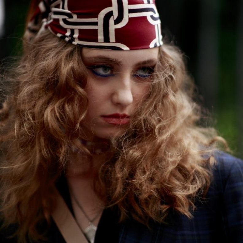 صيحات جمالية خريف 2021 مع الايلاينر الازرق واكسسوار الوشاح المزخرف