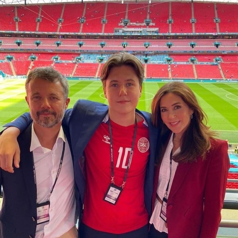 الأمير فريدريك والأميرة ماري وابنهما الأكبر في مباراة إنجلترا والدنمارك في بطولة أوروبا لعام 2020