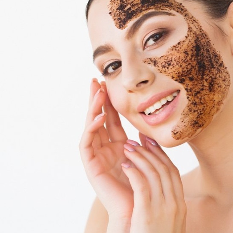 سكراب القهوة يزيل خلايا الجلد الميتة من الجسم
