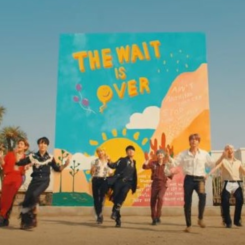صورة من أغنية Permission to Dance لفرقة BTS على يوتيوب
