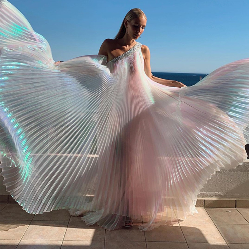 اطلالة Leonie Hanne بفستان أبيض لماع وبليسيه من توقيع المصمم اللبناني طوني ورد- الصورة من حسابها على انستغرام