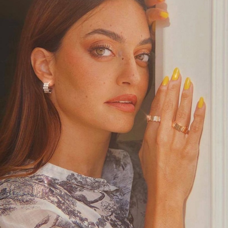 الوان طلاء الاظافر الصفراء بأسلوب مدونة الجمال كارن وازن- الصورة من حسابها على انستغرام