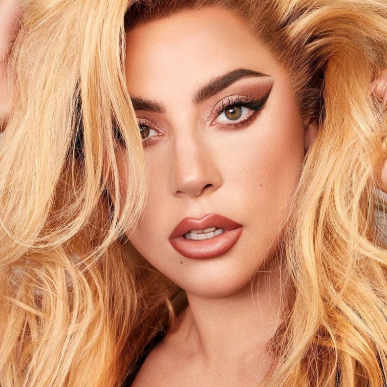 رسمات المكياج القوي مع الايلاينر من وحي اطلالات الليدي غاغا- الصور من حسابها على انستغرام