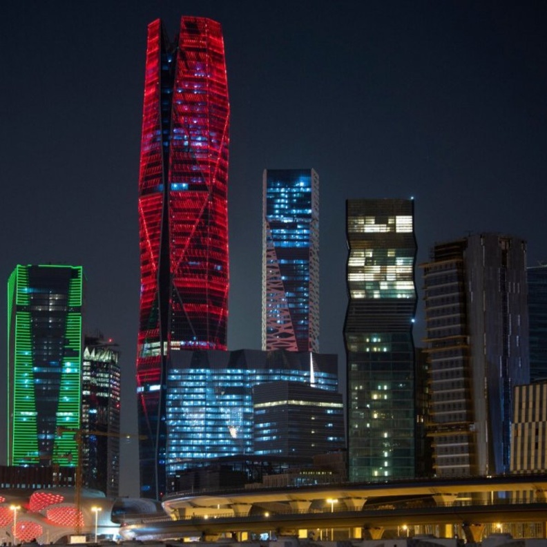  الرياض تتزين بألوان علم سلطنة عمان ترحيبا بالسلطان هيثم بن طارق المصدر واس