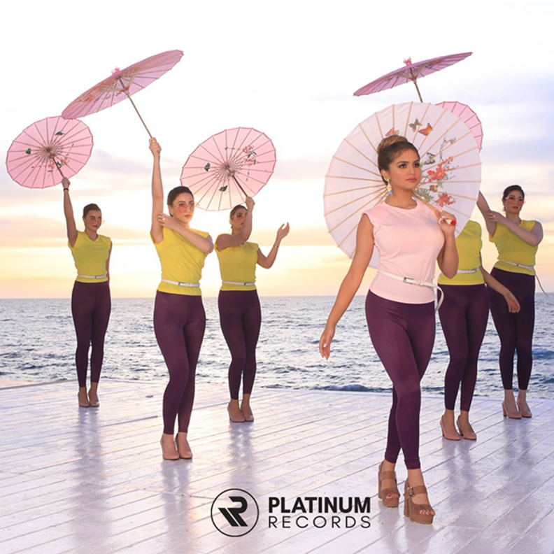 أحدث إطلالات حلا الترك في كليبها ليالي الصيف بموضة الليغينغ