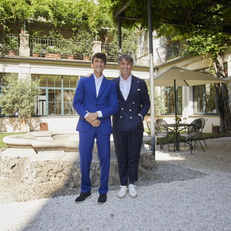 شراكة بين برونيلّو كوتشينيللي وأوليفر بيبولز لإطلاق مجموعة حصرية من النظارات الشمسية