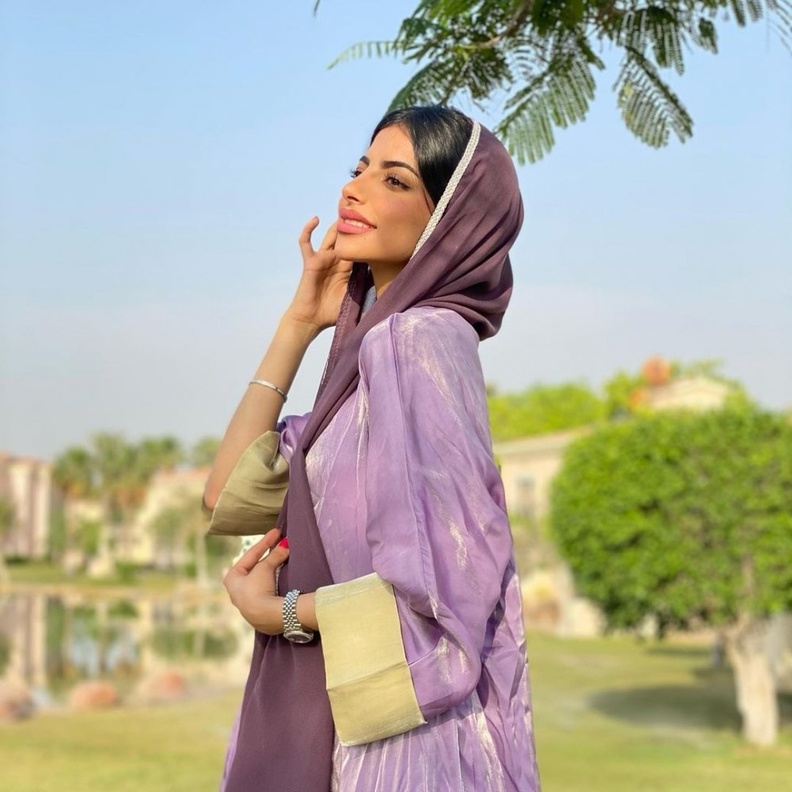  شهد الزهراني بعباية أنيقة بدرجات اللون الموف