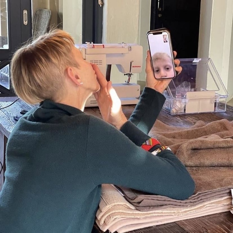 الأميرة تشارلين تجري مكالمة فيديو مع طفليها التوأم