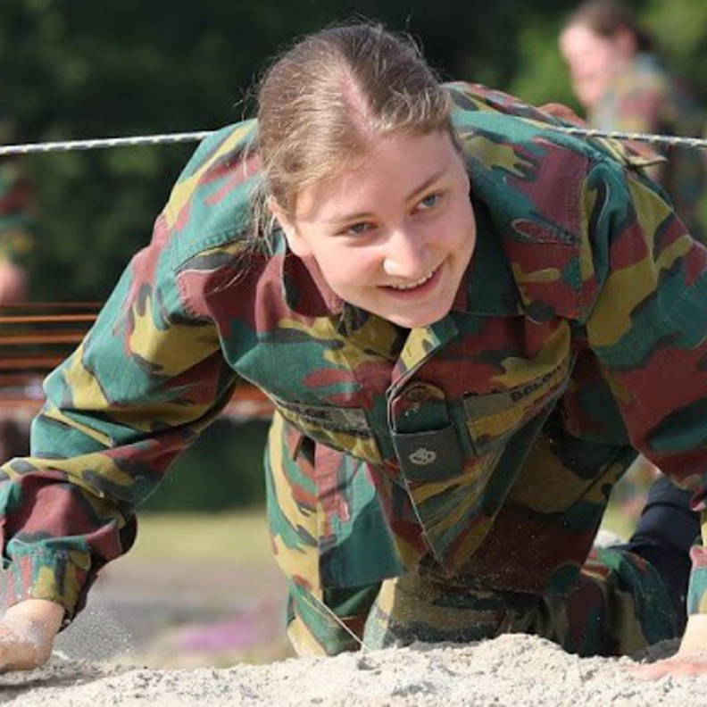 ولية عهد بلجيكا تقترب من إنهاء تدريبها العسكري