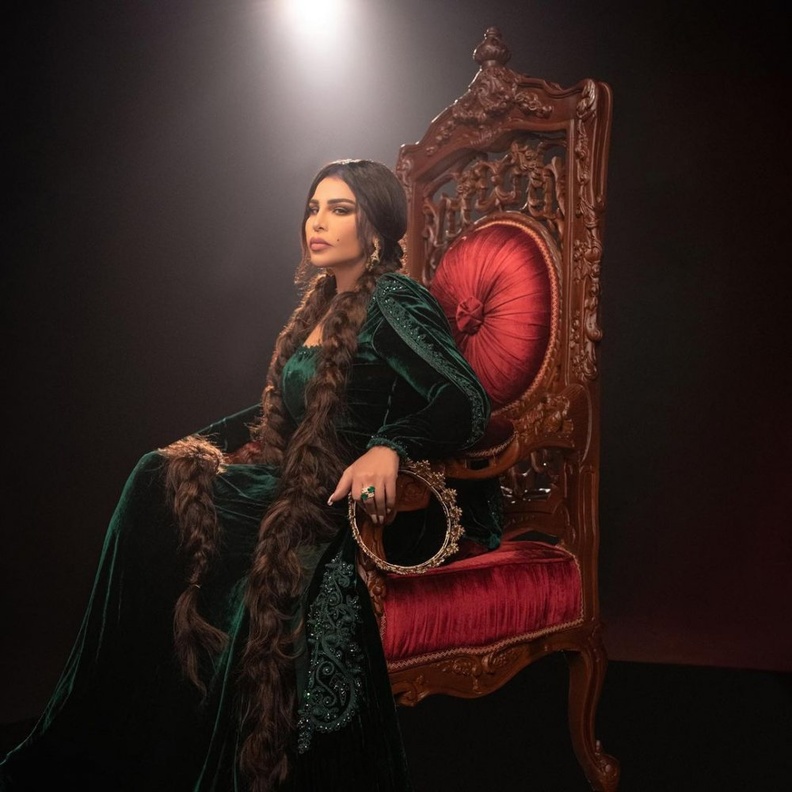 تفاصيل اطلالة أحلام بالفستان المخملي الزيتي - صورة من حسابها على انستغرام