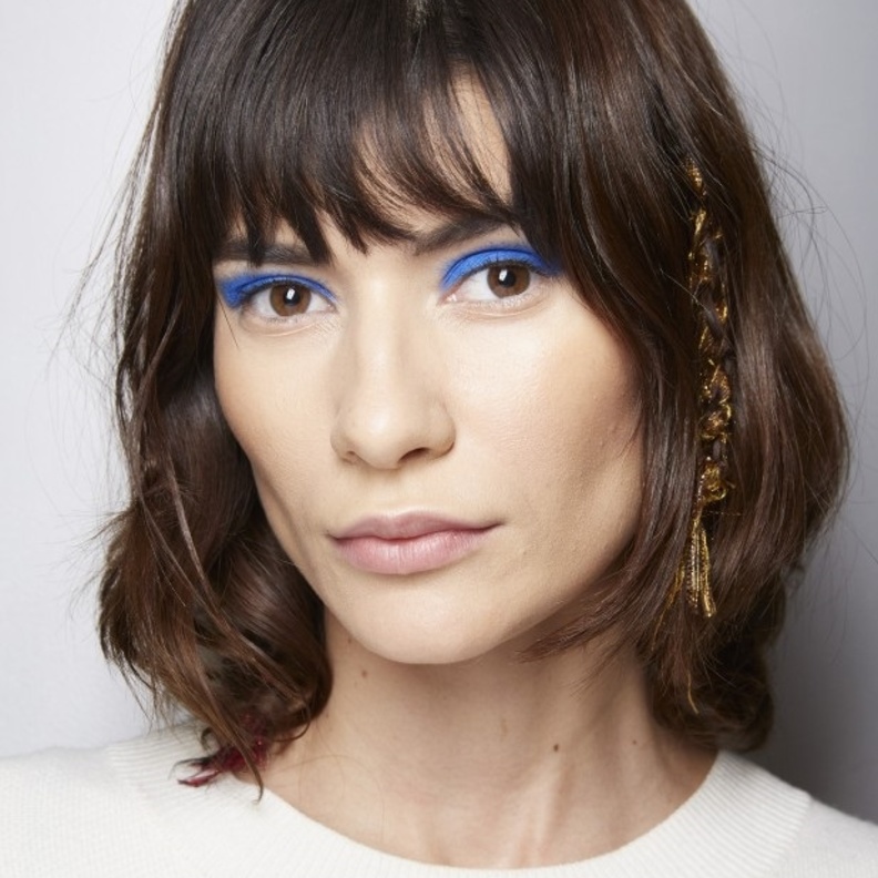 اختيار ظلال العيون بدرجات الأزرق للصيف