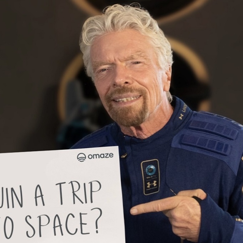 الملياردير ريتشارد برانسون يعود إلى الأرض ويعلن افتتاح رحلات الفضاء!