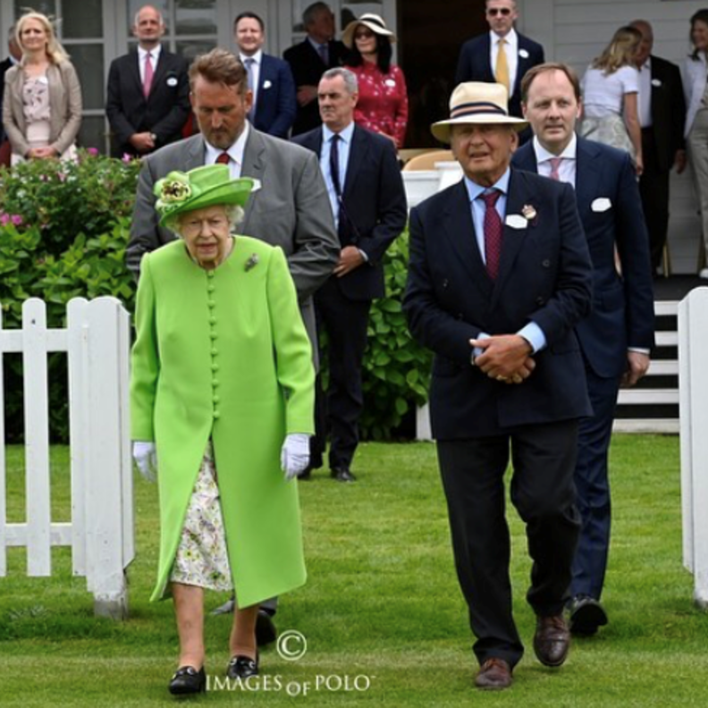 تألقت الملكة بالمعطف الأخضر مع الفستان بنقشة الورود- الصورة من صفحة نادي Guards Polo Club الرسمية