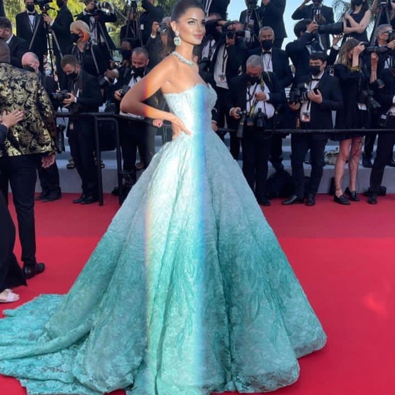 تألق Mahlagha Jaberi بفستان أزرق فاخر من توقيع المصممة السعودية ايمان العجلان