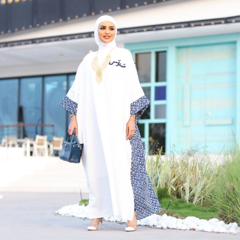 سندس القطان تألقت بالعباية البيضاء الواسعة مع النقشات باللونين الأبيض والأزرق