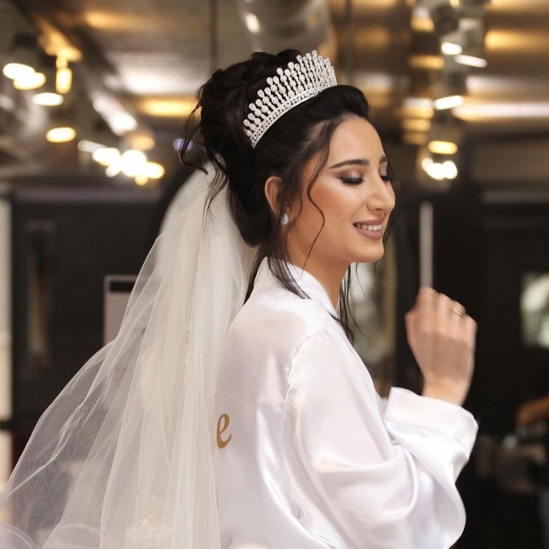 تسريحات شعر راقية مزينة بالكريستال بتوقيع مصفف الشعر ميشال زيتون- الصورة من حسابه على انستغرام