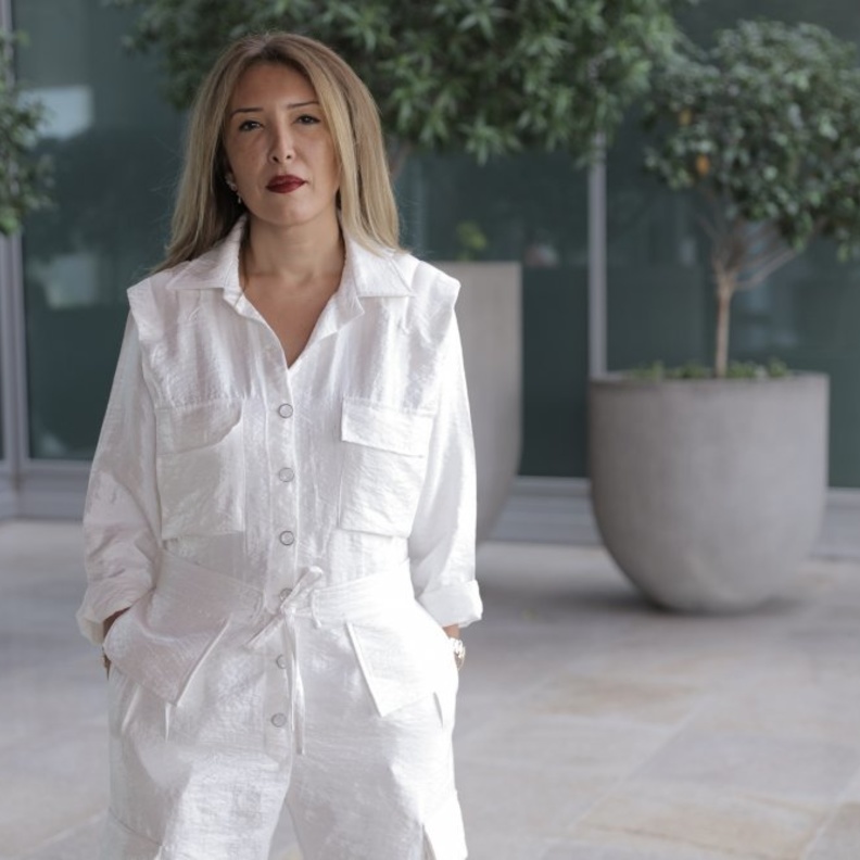 المصصمة ليندا فرح لـ"هي": هدفي الأساسي أن أرى المرأة متألقة بتصميم يليق بها 